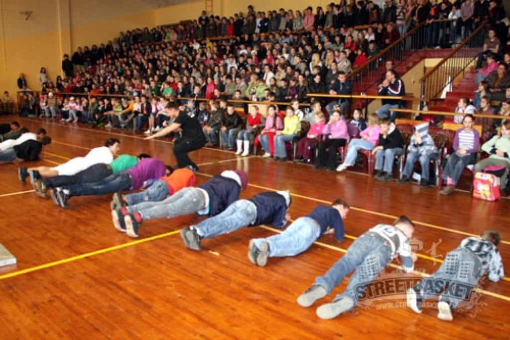 Vingrotāju veiklība, basketbolistu un futbolistu meistarība trešdien izraisīja ovācijas jauniešu pārpildītajā Iecavas sporta namā «Dartija». Spēku varēja pārbaudīt arī skatītāji.
Autors: Renārs Buivids, www.streetbasket.lv
