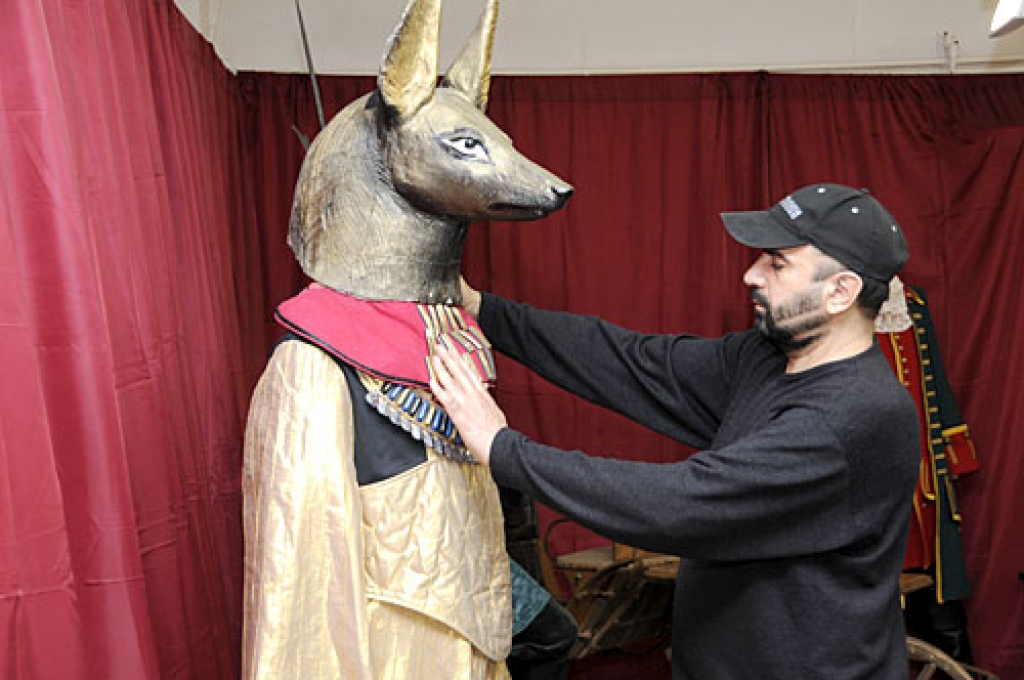 Izstādes kurators Armens Arutjunjans iekārto ekspozīciju Bauskas novadpētniecības un mākslas muzejā.
Autors: Ivars Bogdanovs