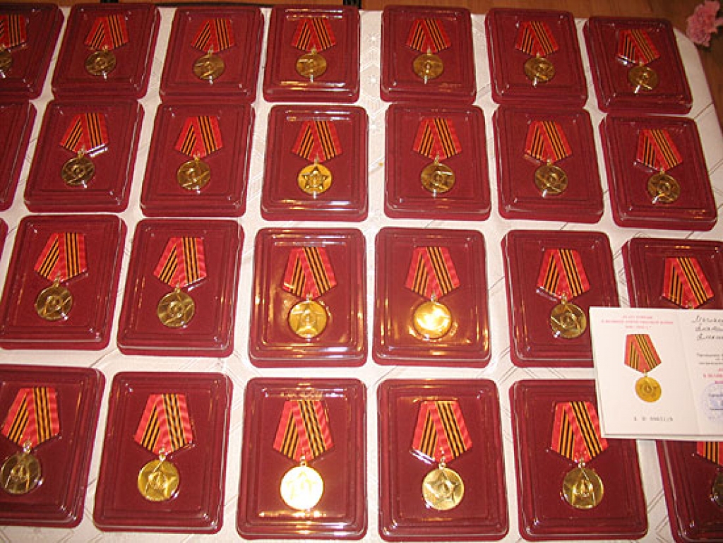 Lielā tēvijas kara uzvaras 65. gadadienai veltītās piemiņas medaļas Bauskas tautas namā 6. aprīlī tika pasniegtas 22  veterāniem
Autors: Vilnis Auzāns