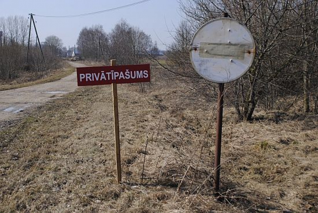 Pēc plašsaziņas līdzekļu radītās plašās intereses, uzņēmuma «Uzvara-Strauti» vadība iebraucamā ceļa uz fermu galā nekavējoties uzstādīja lielu uzrakstu «Privātīpašums».
Autors: No «Bauskas Dzīves» arhīva.