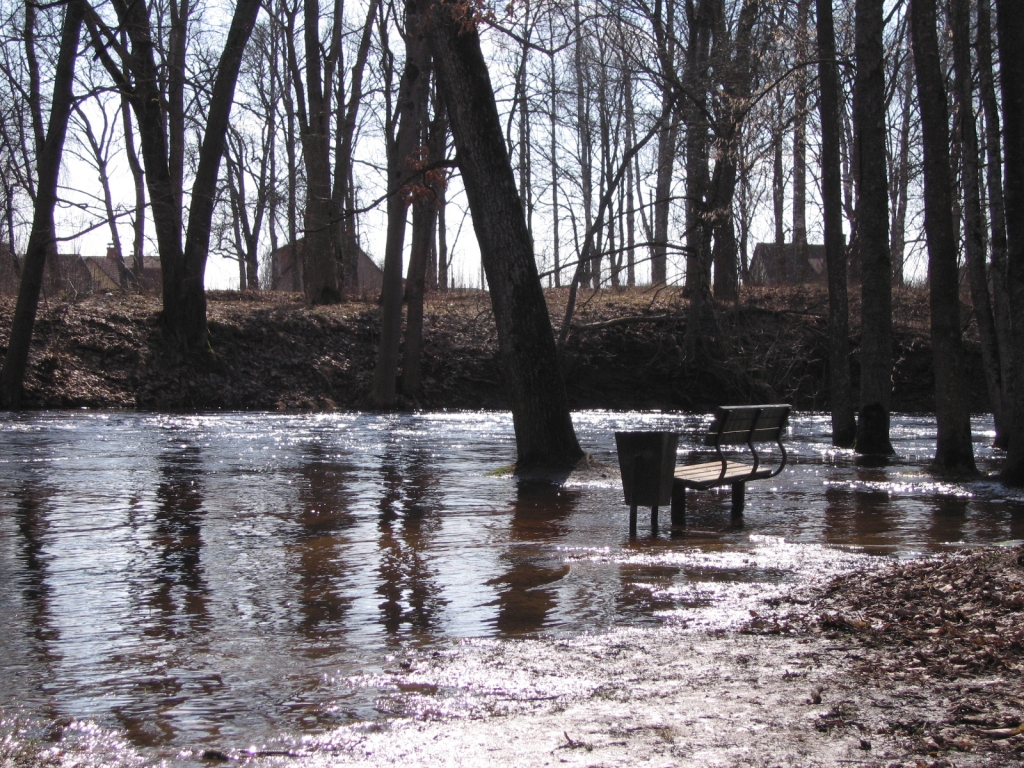 Pie estrādes Iecavas parkā Lieldienās Iecavas upīte bija sasniegusi atpūtas zonu ar soliņiem. 
Autors: Madara Ērgle