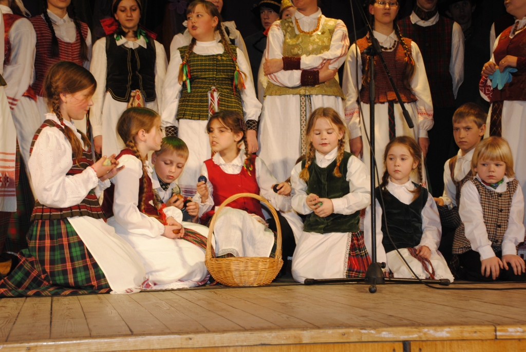 Ar pūtēju orķestri, latviešu un lietuviešu tautasdziesmām un dejām Bauskas novada Īslīces kultūras namā 4. aprīlī ieskandināja, iedancoja un iešūpoja Lieldienas. 
Autors: Juris Iļņickis