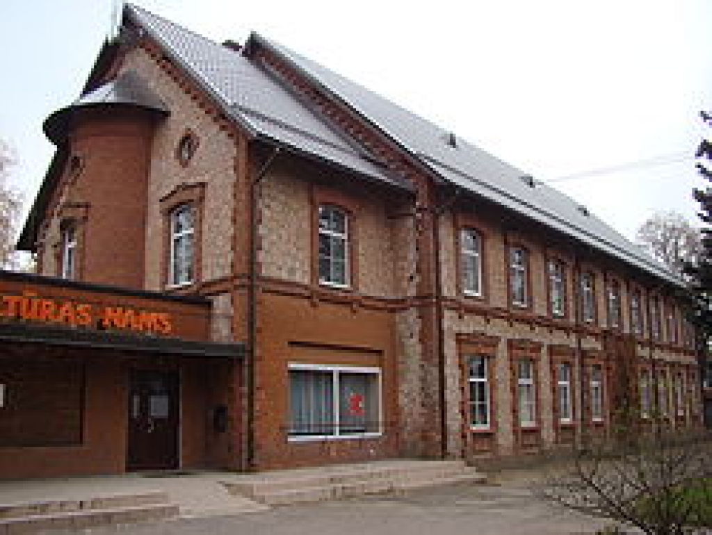 Sarīkojumā Iecavas kultūras namā iecerēts mierīgā gaisotnē parunāties un pamieloties pie klātiem galdiem, padziedāt, padejot un paklausīties labu dzīvo mūziku.