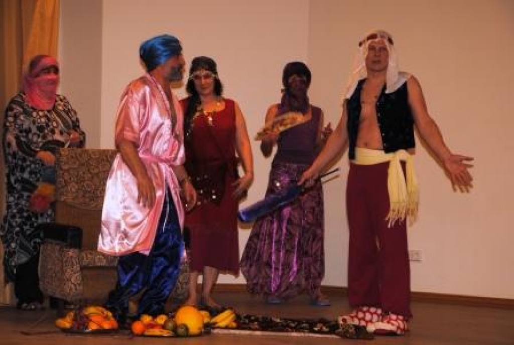 Vietējās amatierkopas bija pārtapušas par lauku kapelām no Lietuvas, Amazones un Serbijas, bija arī baletstudija no Izraēlas un  pašmāju ļaudis, kas savas dotības demonstrēja «Zelta talantos». 
Autors: Kristaps Ābelnieks