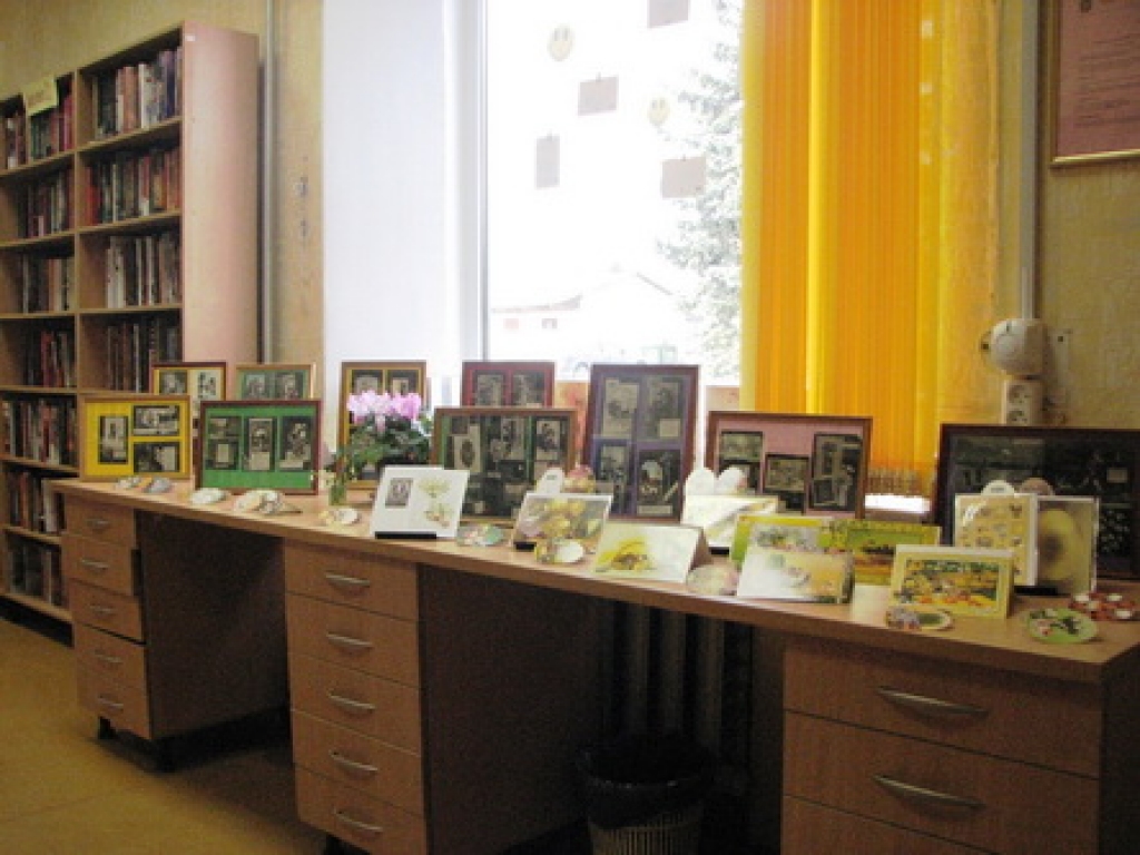 Skaistkalnes bibliotēkā vietējo iedzīvotāju uzmanību saista neparasta ekspozīcija – Lieldienu apsveikuma kartītes. 
Autors: Daiga Jakuška