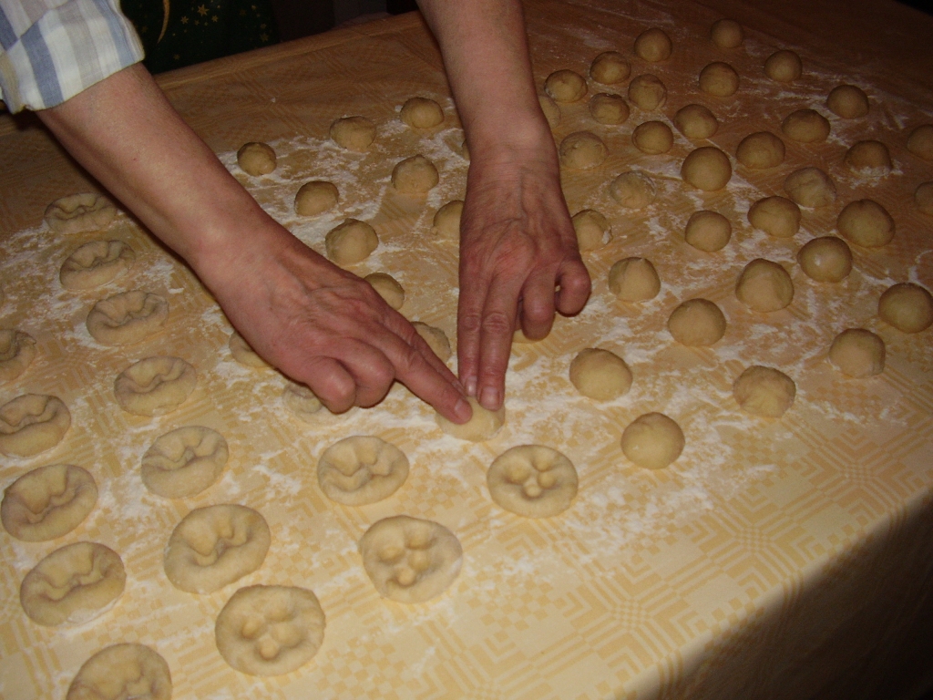 Mīkla uzrūgusi, sākas pīrāgu veidošana.
Autors: Inga Muižniece