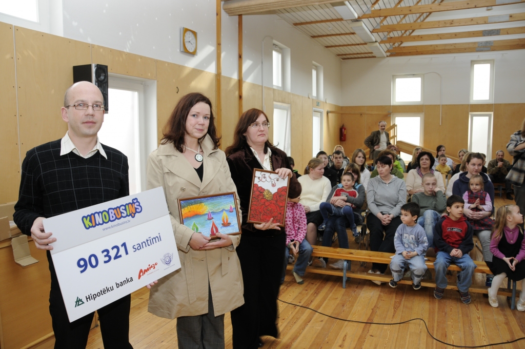 Latvijas bērnu sarūpēto dāvaniņu, pa santīmam vien savāktos vairāk nekā 900 latus, Īslīces SOS ciemata direktoram Gatim Matulēvičam pasniedza projekta «Kinobusiņš Latvijas bērniem» vadītāja Krsitīne Meirāne (otrā no labās)  un «Hipotēku bankas» reklāmas speciāliste Granma Maniņa. 
Autors: Ivars Bogdanovs