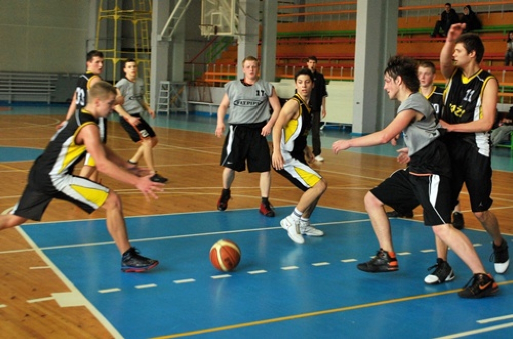 A grupas komanda (pelēkajos tērpos) piekāpās tikai ar viena punkta starpību – 58:59. 
Autors: Uldis Varnevičs