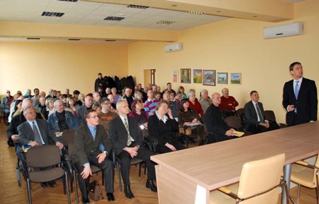 31. martā Bauskā informatīvas kampaņas «Dzīvo siltāk» laikā notika informatīvs seminārs par daudzdzīvokļu dzīvojamo māju renovāciju. 
Autors: Uldis Varnevičs