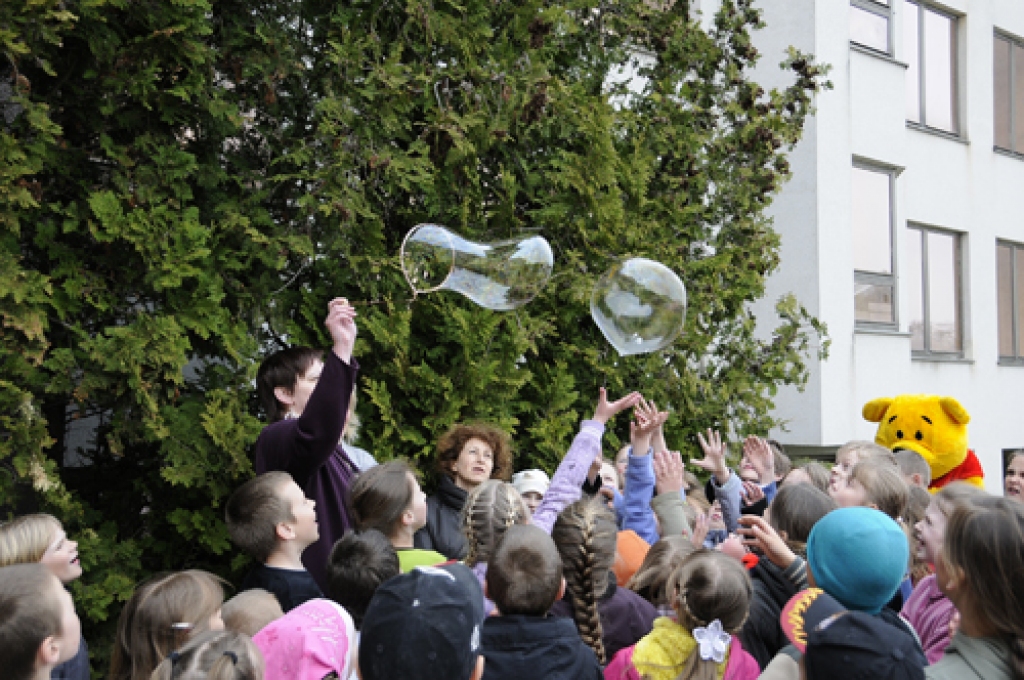 Jauku pasākumu piepildītas dienas aizvadītas Gailīšu pagasta Uzvaras vidusskolā. Otrdien, 27. aprīlī, bija pasākums sākumskolas klasēm. 6.b klases audzēkņi organizēja un vadīja dažādas atrakcijas. Skolas pagalmā ar krītiņiem viņi zīmēja...
Autors: Juris Iļņickis