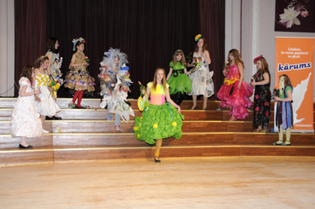 Skolu jaunatnes dziesmu un deju svētku pirmie dalībnieki no Zemgales reģiona jau ir zināmi vizuālās un lietišķās mākslas jomā. Bauskas tautas namā 26. aprīlī divas žūrijas nosauca ekoloģisko tērpu skates «Tērpies zaļāk!» un vizuālās...
Autors: Ivars Bogdanovs