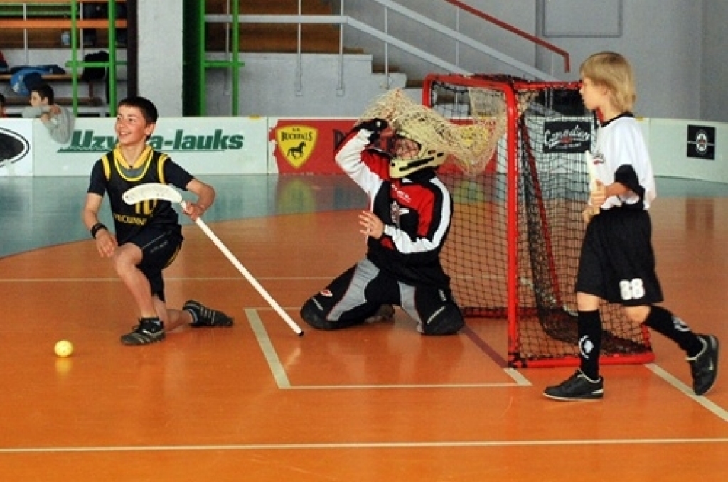 Bauskas novada sacensībās florbolā 1997./98 dzimušiem skolēniem piedalījās komandas arī no citiem novadiem - Rundāles un Vecumnieku. Līdz šim ierastajās puišu sacensībās bija ieradusies arī meiteņu komandu no Misas vidusskolas. Bet kārtējo...
Autors: Uldis Varnevičs