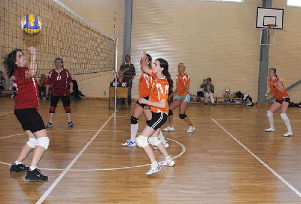 Codes pamatskolas sporta zālē 25. aprīlī četras sieviešu volejbola komandas sīvi cīnījās par Bauskas novada atklātā čempionāta medaļām. Bija gana emociju un pārdzīvojumu. Ar uzvarētāju zelta godalgām mājās aizbrauca Vecumnieku novada pirmā...
Autors: Juris Iļņickis