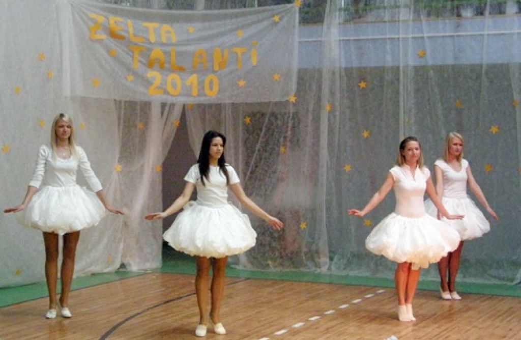 Īslīces vidusskolā 22. aprīlī notika konkurss «Zelta talanti 2010», kurā bērni un jaunieši demonstrēja savas prasmes tēlotājmākslā, rokdarbos, mūzikas instrumentu spēlē, dziedāšanā, dejošanā un akrobātikā. Kopumā bija 23 priekšnesumi un...