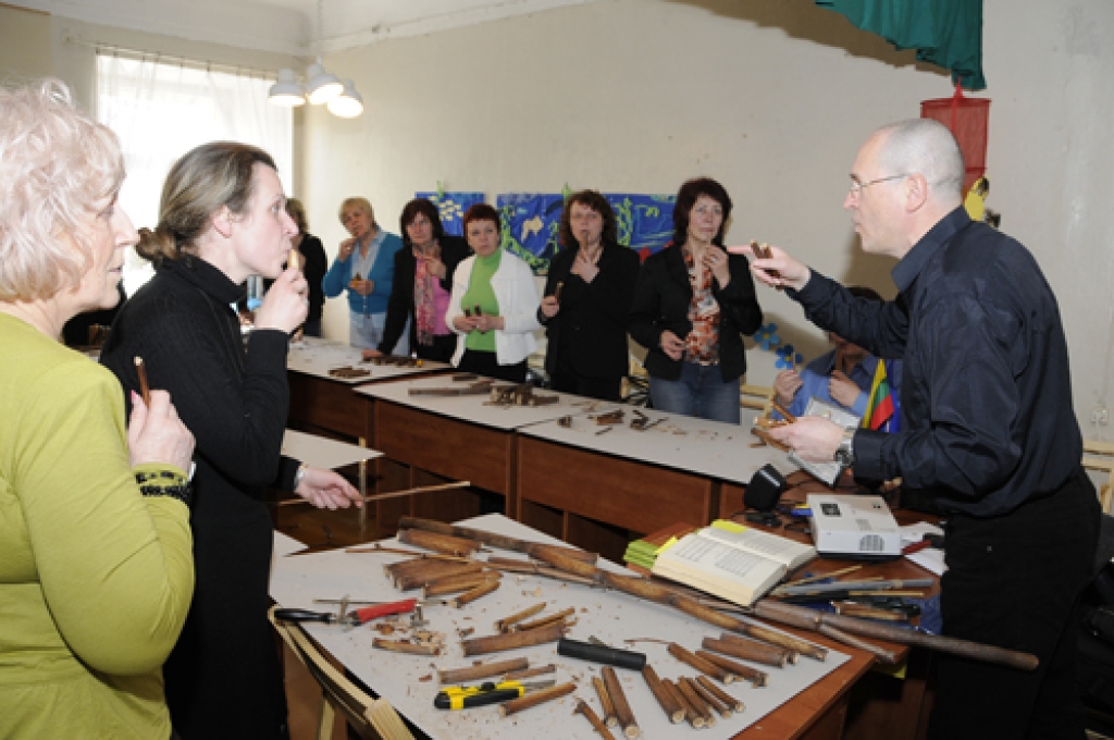 Latvijas un Lietuvas pārrobežu projekta kārtējais seminārs pulcēja dalībnieces 19. aprīlī Saulainē. Nodarbību par Latvijā un Lietuvā pazīstamajiem tautas instrumentiem Rundāles novada bērnudārzā «Mārpuķīte» vadīja īsts zinātājs –...
Autors: Ivars Bogdanovs