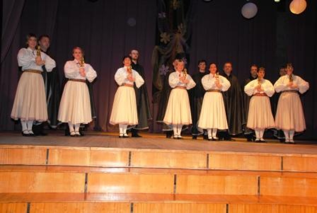 Ar pūtēju orķestri, latviešu un lietuviešu tautasdziesmām un dejām Bauskas novada Īslīces kultūras namā 4. aprīlī ieskandināja, iedancoja un iešūpoja Lieldienas. Starptautiskā pārrobežu sadarbības projekta «Zemgales tradīcijas» kopkoncertā...
Autors: Juris Iļņickis