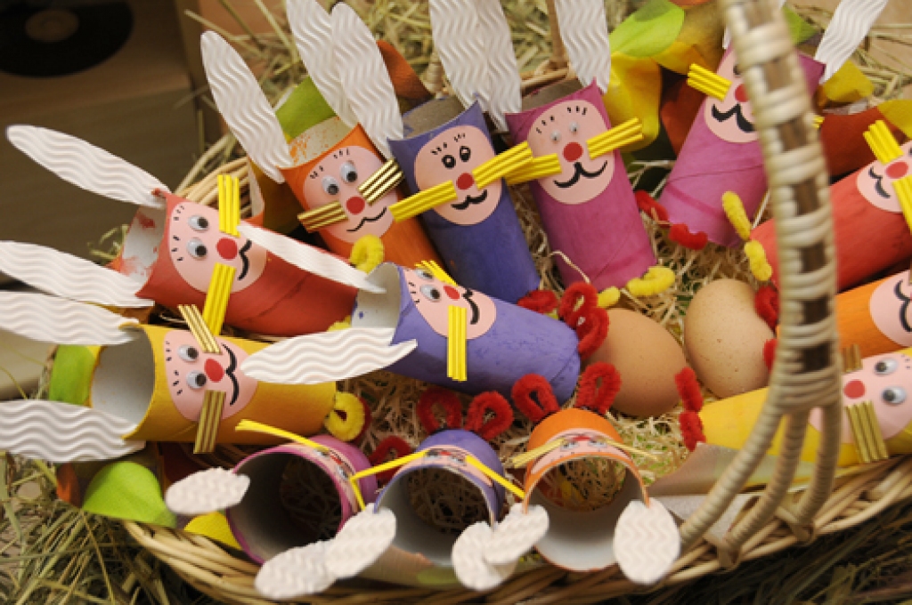 Rundāles domes jaunajā zālē sestdien, 3. aprīlī, risinājās zaķu figūru veidošana no salmiem. Drēgnajā brīvdienā bija sapulcējušies jaunieši, bēbīšu skolas dalībnieki ar vecākiem un daudzi citi interesenti.
Autors: Ivars Bogdanovs