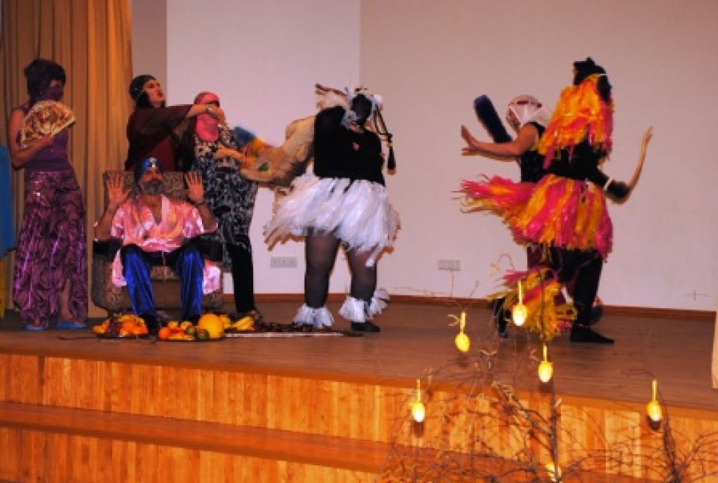 Pagasta amatierkopas 1. aprīlī koncertēja Codes pamatskolas zālē. Vakara galvenais motīvs - humoram un jautrībai. Koncerta pirmajā daļā jauktais koris «Mēmele», jauniešu deju kopa, sieviešu vokālais ansamblis «Mežrozītes», folkloras kopa...
Autors: Juris Iļņickis