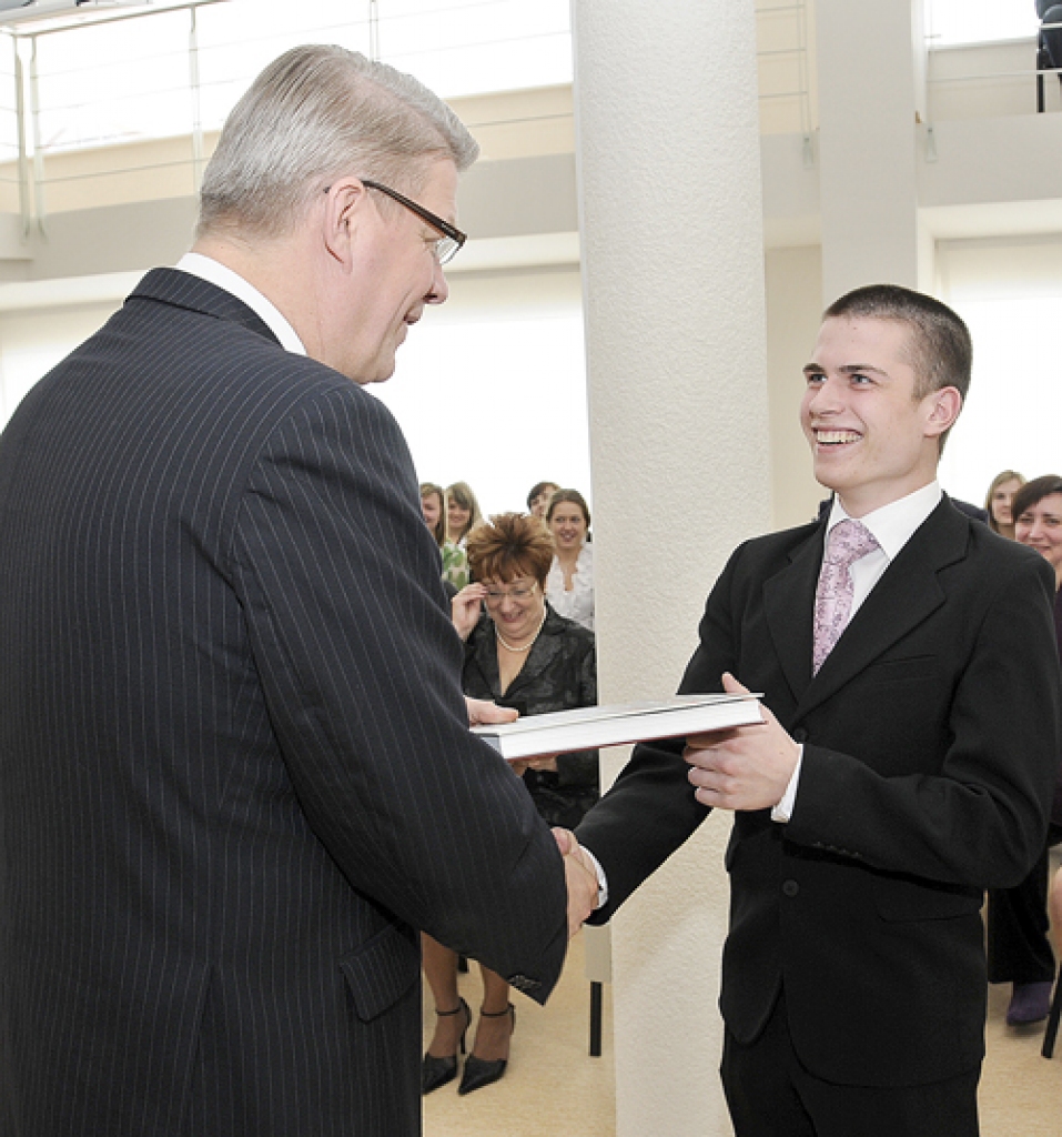 Vizītes laikā Bauskā V. Zatlers tikās ar novada vidusskolēniem. Aktīvākos diskusijas dalībniekus, arī Jāni Pukovu (attēlā), prezidents uzaicināja apmeklēt Rīgas pili.