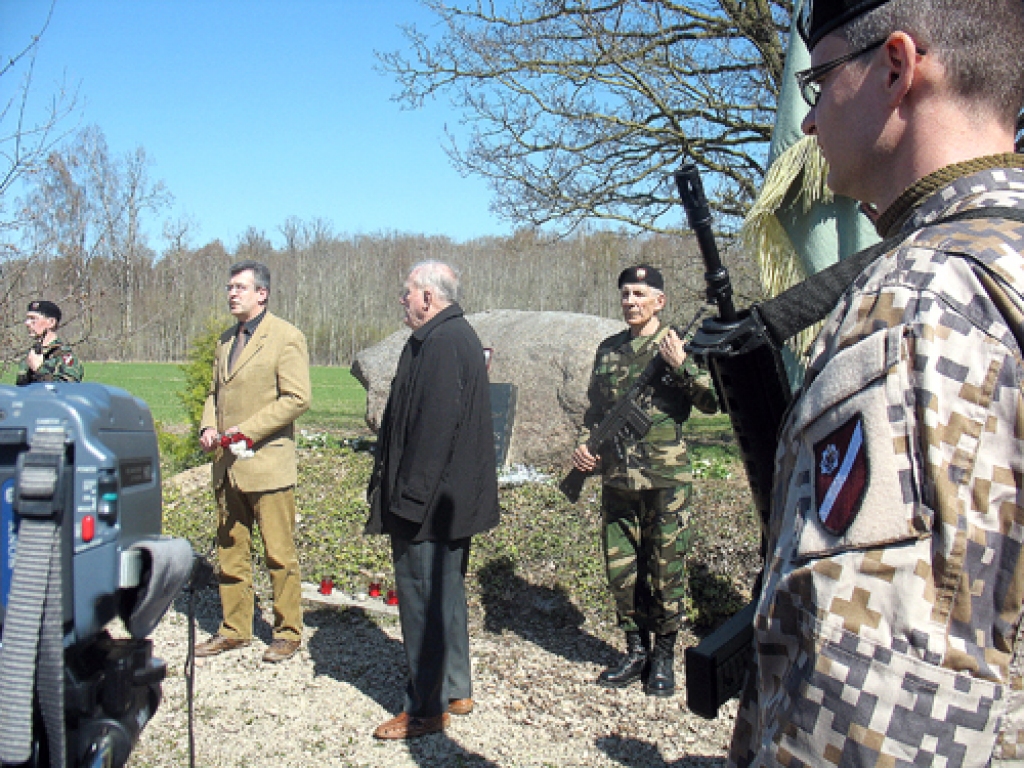 Atceres pasākumā ģenerāļa Krišjāņa Berķa dzīves gaitas izklāstīja vēsturnieks Raitis Ābelnieks (no kreisās).