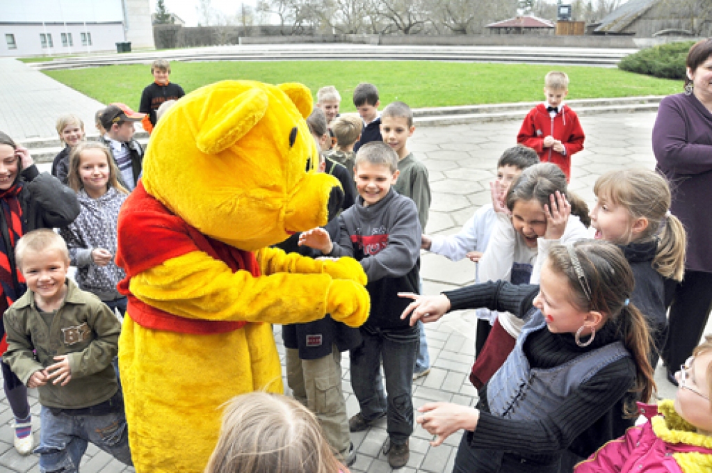 Jubilejas svinībās Uzvaras vidusskolas 1. – 4. klašu skolēnus izklaidēja lācītis Vinnijs Pūks. 