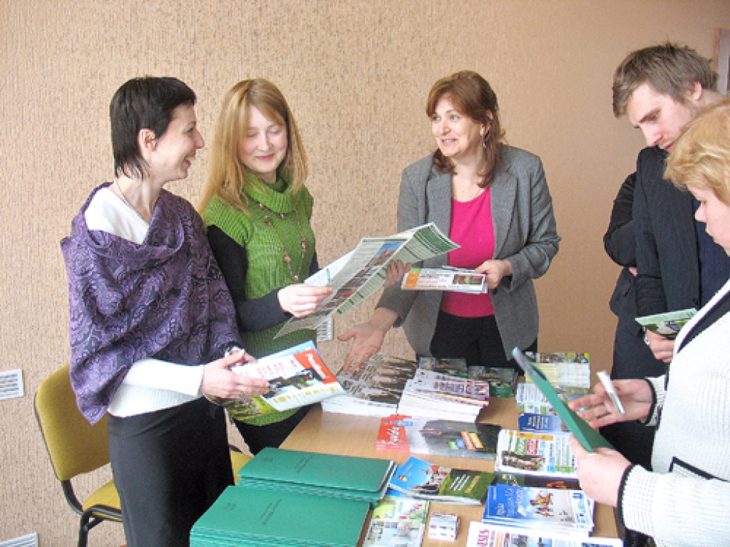 Ar semināra materiāliem iepazīstas Inese Turkupole-Zilpure (no kreisās), Bauskas tūrisma informācijas centra direktore, Ilona Taure, Bauskas pils muzeja pedagoģe, Ludmila Knoka, Rundāles novada domes speciāliste, un citi interesenti.