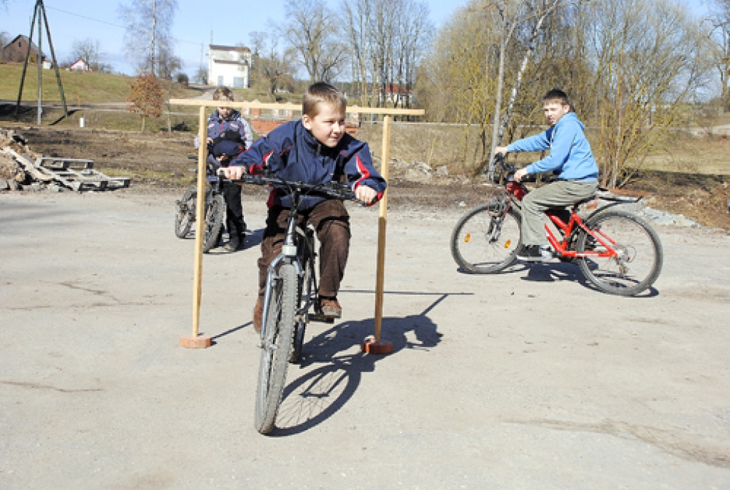 Skaistkalnieši Matīss Āķis un Mārtiņš Puziņš atzīst, ka viens no sarežģītākajiem elementiem esot koridors. Viņi un arī citi komandas dalībnieki šomēnes gandrīz  katru dienu trenējas, lai visus uzdevumus veiktu bez kļūmēm.