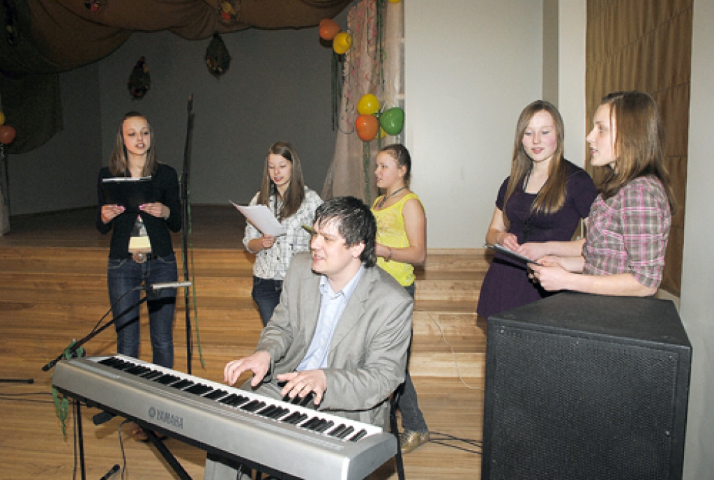 Atvērto durvju dienas kulminācija Valles vidusskolā – skolotāju un audzēkņu sastāvu sacensības kā īstā šovā. Centrā – skolas direktors Česlavs Batņa.