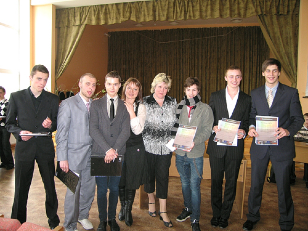 Profesionāļu turnīra uzvarētāji no Bauskas 1. vidusskolas: (no kreisās) 2. vietas ieguvēji Dagars Jaspers, Kristaps Zaķis un Miks Strazdiņš, Iecavas vidusskolas debašu trenere Vita Lauciņa-Veinere, Bauskas 1. vidusskolas debašu trenere Daiga Telnere, 1. vietas ieguvēji Artūrs Toms Plešs, Mārcis Žabovs, Artūrs Rubins. 