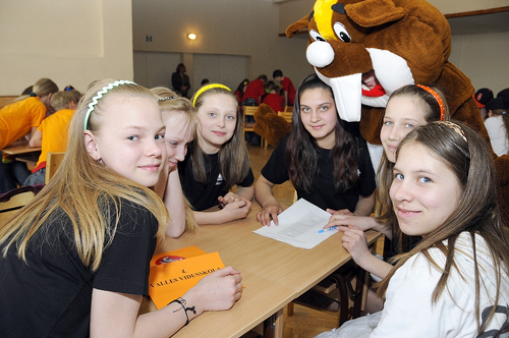 Valles vidusskolas komanda kopā ar Bebra kungu. 