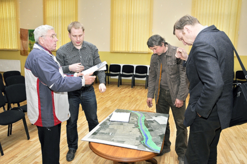 HES ūdenskrātuves makets, ko izgatavojusi SIA «Mūsas straume». Pie tā diskutē Vitauts Dzenis (no kreisās), Viesturs Šilovs, Valērijs Gabrāns un Arnolds Lukšēvics. 