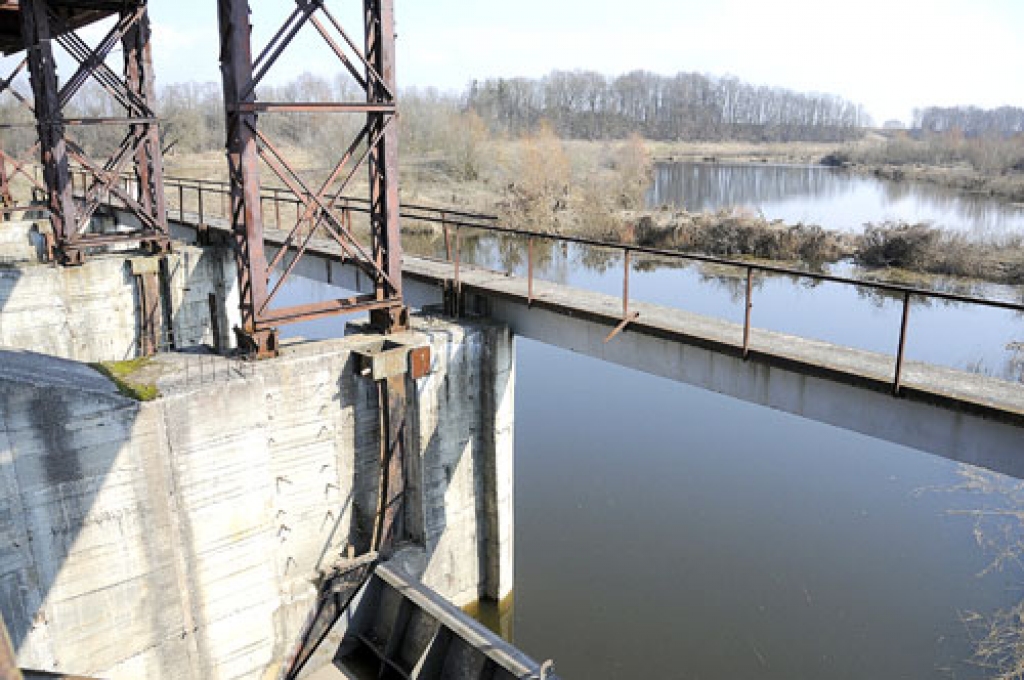 Nepabeigtais aizsprosts pie Uzvaras ciemata. Vai būve, kas šādā stāvoklī ir aptuveni 20 gadu, ir veiksmīgi renovējama?