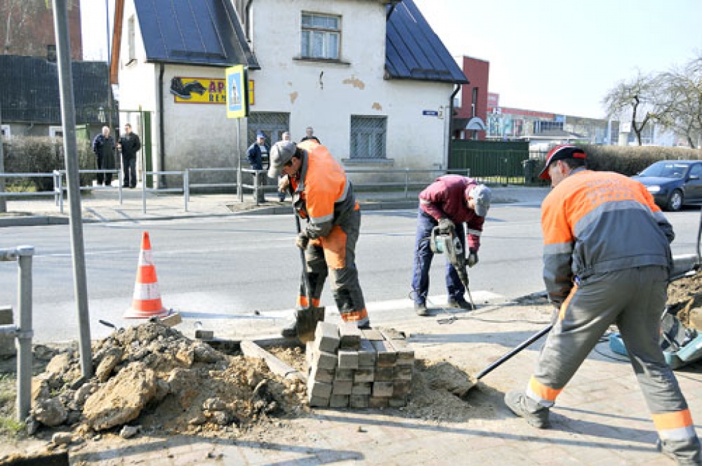 SIA «Vides serviss» strādnieki beidz izbūvēt papildu barjeras Zaļajā ielā, pretim 2. mājai, lai uzlabotu gājēju drošību.