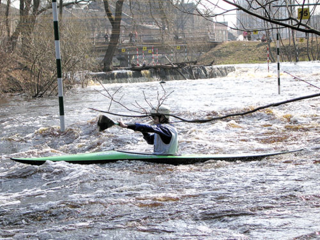 Iecavas upes straume brīvdienās lika saspringt Baltijas airēšanas slaloma meistariem un vairoja jauniešu pieredzi.