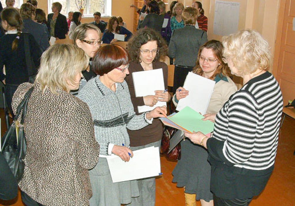 Kristīne Jansone (vidū), projekta koordinatore no Kurmenes, un eksperte Ausma Pastore (no labās) apspriež semināra sesijā dzirdēto. 