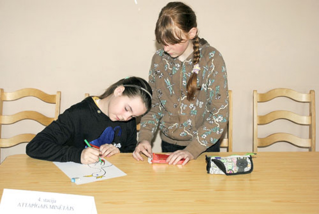 Māsīcas Āriņas – Kristiāna (no kreisās) un Evita zīmē putnus.