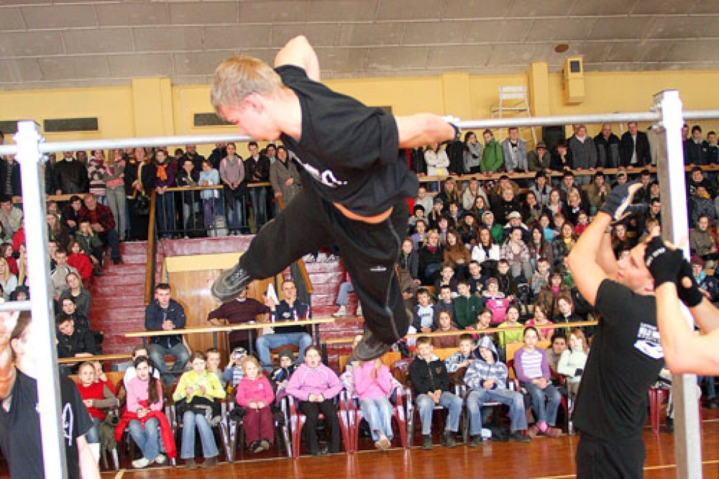 Vingrotāju veiklība, basketbolistu un futbolistu meistarība izraisīja ovācijas jauniešu pārpildītajā Iecavas sporta namā «Dartija». Spēku varēja pārbaudīt arī skatītāji.