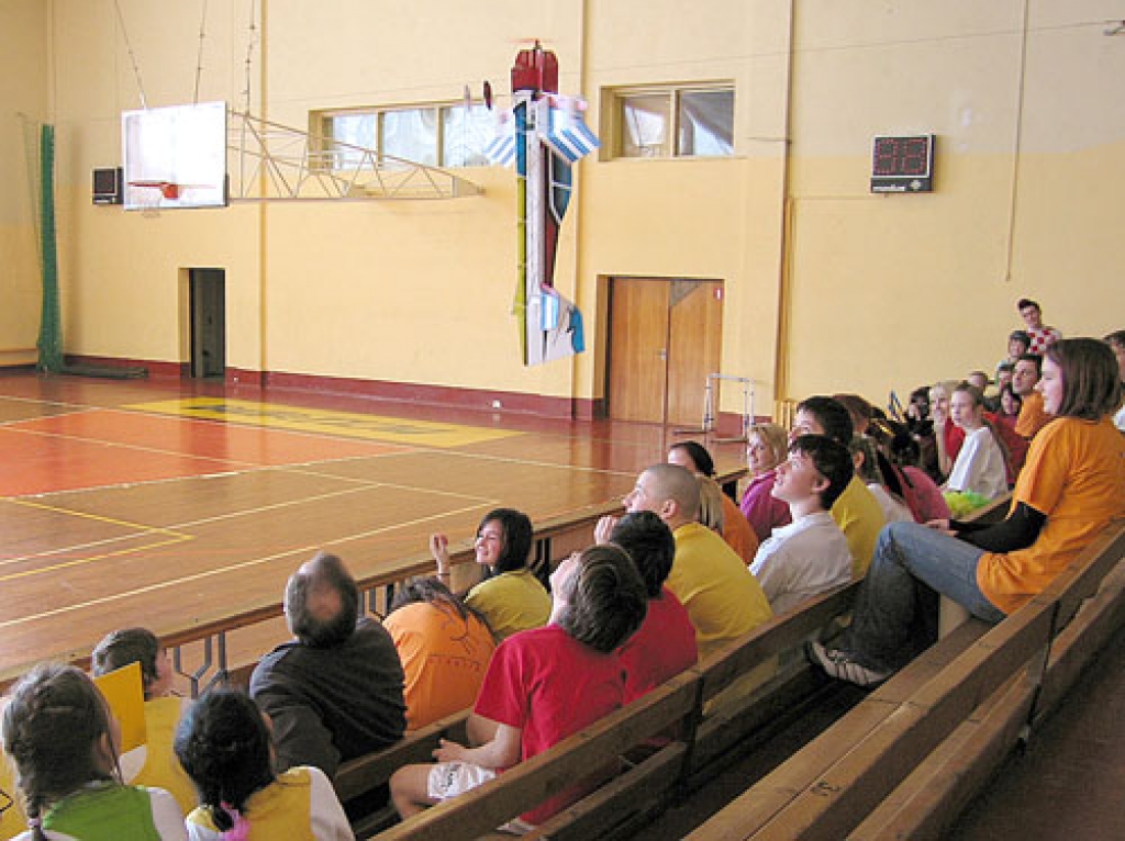 Slaikais lidaparāts griež piruetes virs skatītāju galvām, met gaisā slaidus lokus un draudīgas nāves cilpas, laižas pārgalvīgā pikējumā.