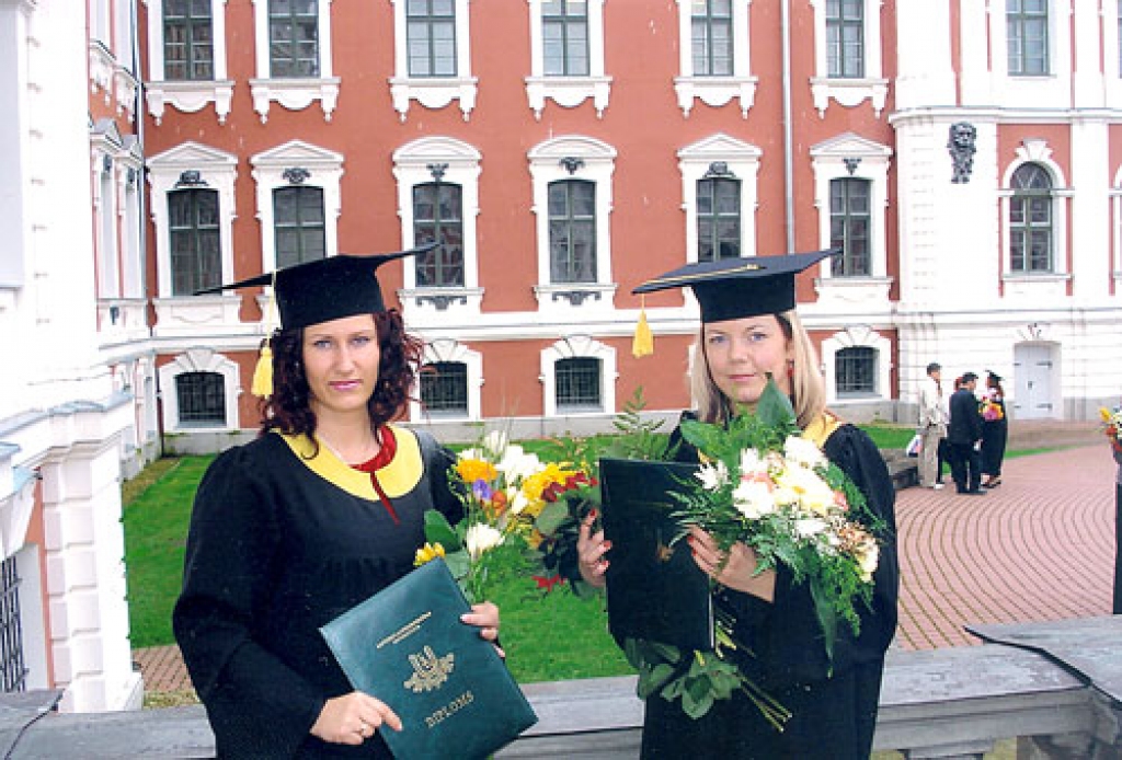 Jubilāre Daiga (no kreisās) pirms trijiem gadiem, beidzot Latvijas Lauksaimniecības universitāti. Blakus kursabiedre Santa Ozoliņa. 