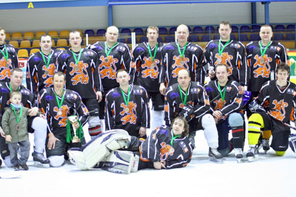 Komandas «Bauska» spēlētājiem vairāk prieka būtu par zelta medaļām, taču šoreiz bija jāsamierinās ar Zemgales amatieru hokeja līgas bronzas godalgām. Visu sezonu atrodoties līderu pozīcijā, to neizdevās noturēt pašā finišā.