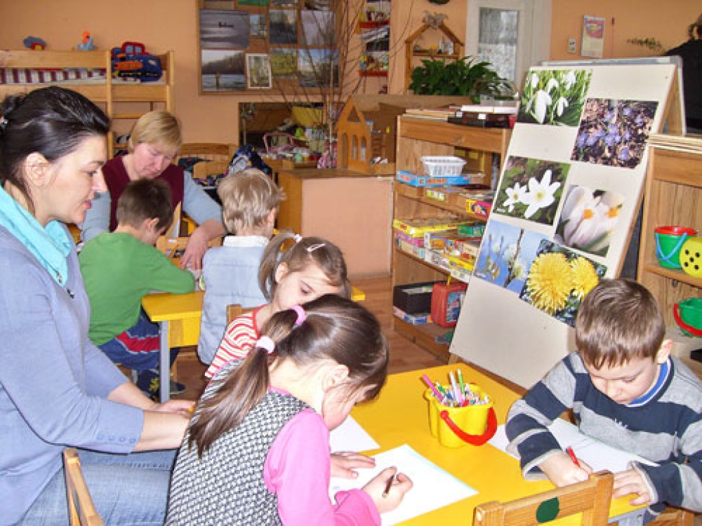 Zīmēšanas nodarbību piecus gadus veciem bērniem vada Milindas Austeres mamma un audzinātājas palīdze Anita Utāne.