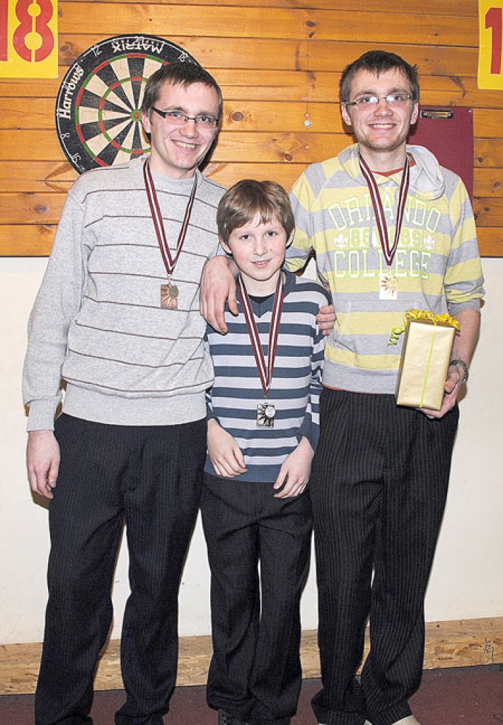 Jauniešu konkurencē Bauskas kausu izcīņā vislabāk veicās liepājniekam Uldim Supem (no labās). Baušķeniekam Rolandam Kovaļevskim (vidū) otrā vieta, trešais palika Ivars Supe.