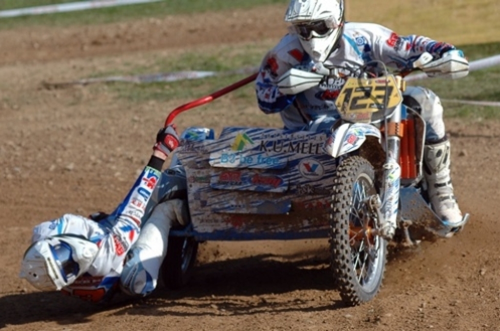 Blakusvāģu motociklu ekipāža igaunis Margo Sonns un Gailīšu pagasta iedzīvotājs Elvijs Mucenieks.
Autors: no albuma.