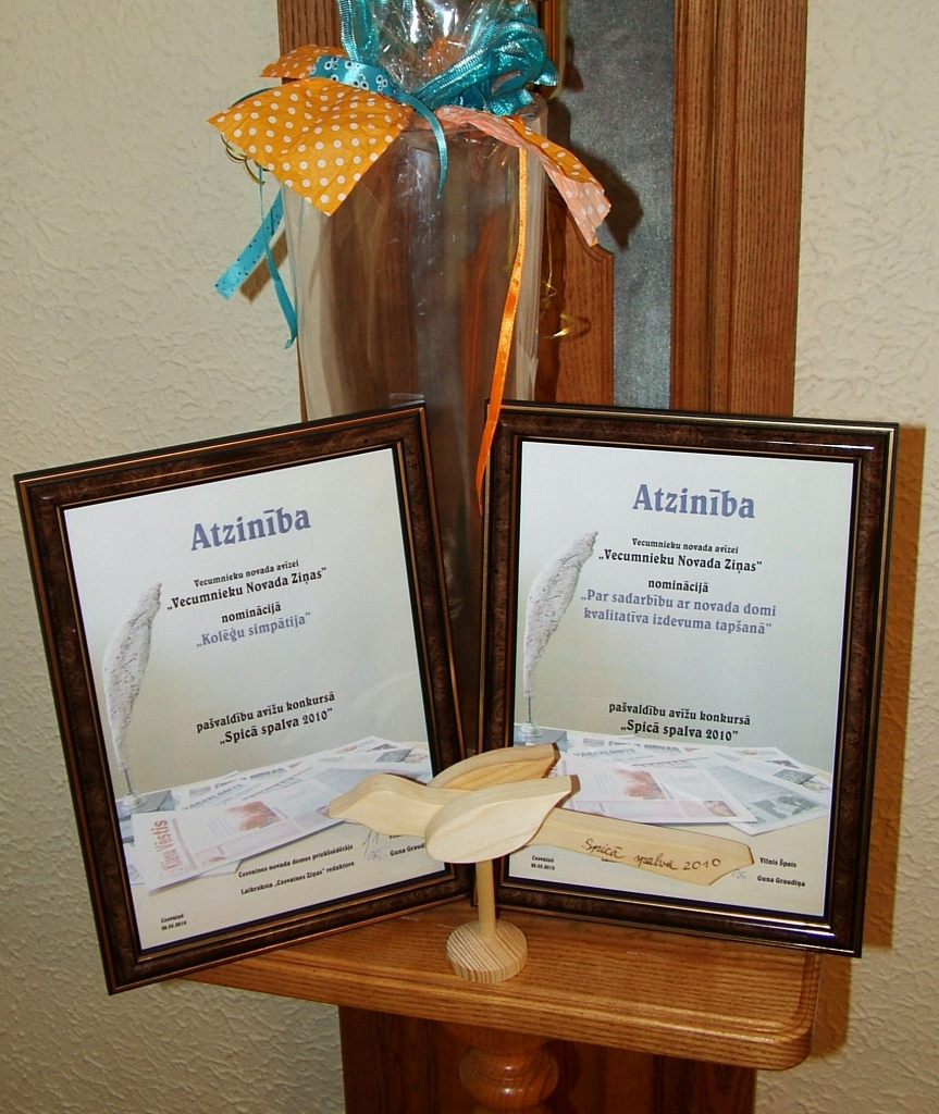 Atzinības raksti un balvas. Cesvaines vietējā  amatnieka kokā veidoto žagatiņu saņēma visi konkursa dalībnieki.  
Autors: Arvīds Zvirbulis