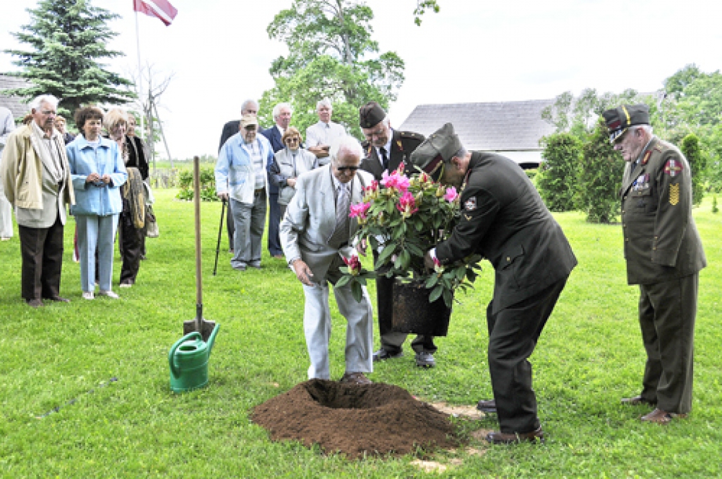 Viļa Plūdoņa dzimtās mājas «Lejenieki» dārzā iestādīts kupls rododendru krūms, ko 30. maijā dāvināja Latvijas Nacionālo karavīru biedrības pulkveža Januma Bauskas nodaļa.
Autors: Ivars Bogdanovs