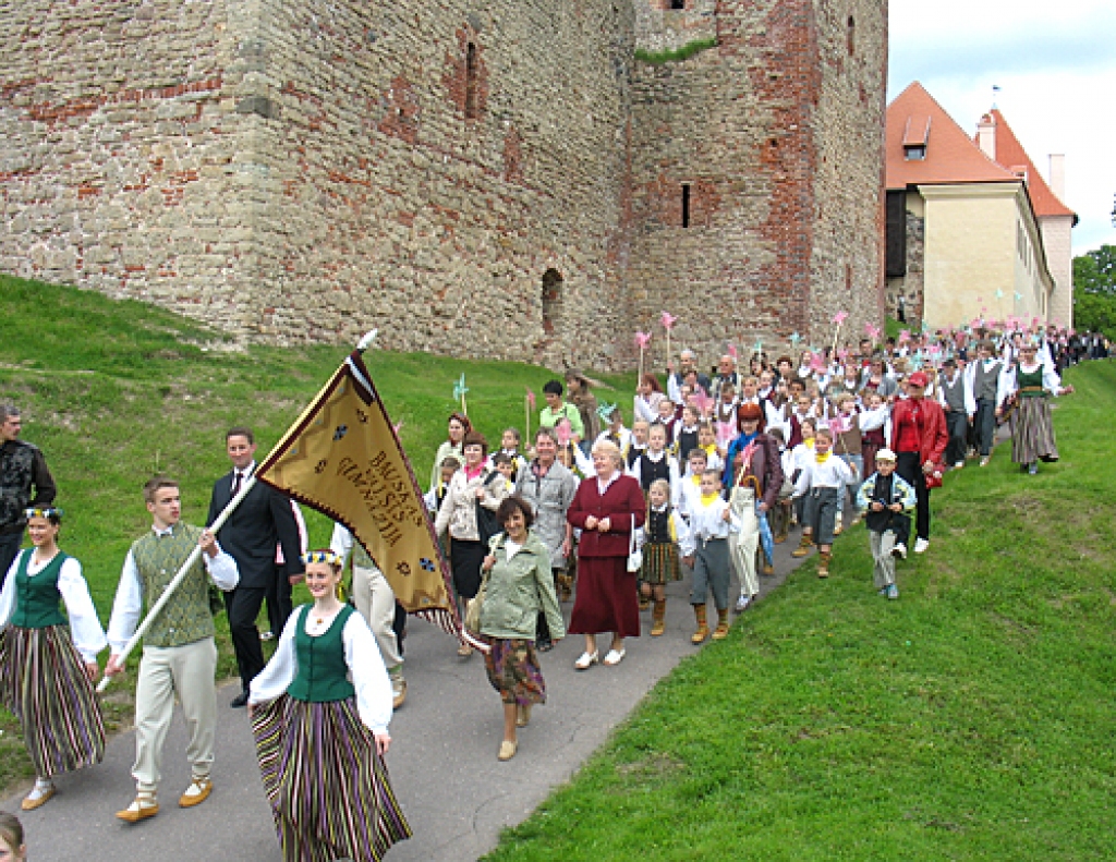 Vairāki simti dalībnieku Pilskalna estrādē ieradās no Rātslaukuma, ejot gājienā pa pilsētas ielām. 
Autors: Vilnis Auzāns