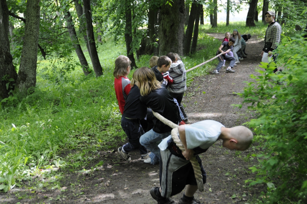 Svitenes parkā skolēnu komandas un arī skolotājas 28. maijā sacentās veiklības un asprātības vingrinājumos. 
Autors: Ivars Bogdanovs
