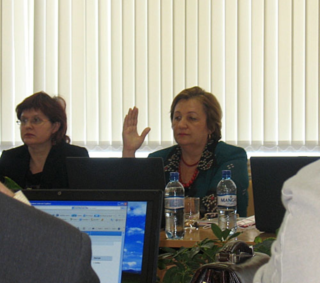 Bauskas 2. vidusskolas direktore deputāte Vera Grigorjeva atturas balsojumā par lēmumu pievienot bērnu rotaļu un attīstības centru «Rūķu nams» Īslīces vidusskolai. 
Autors: Vilnis Auzāns