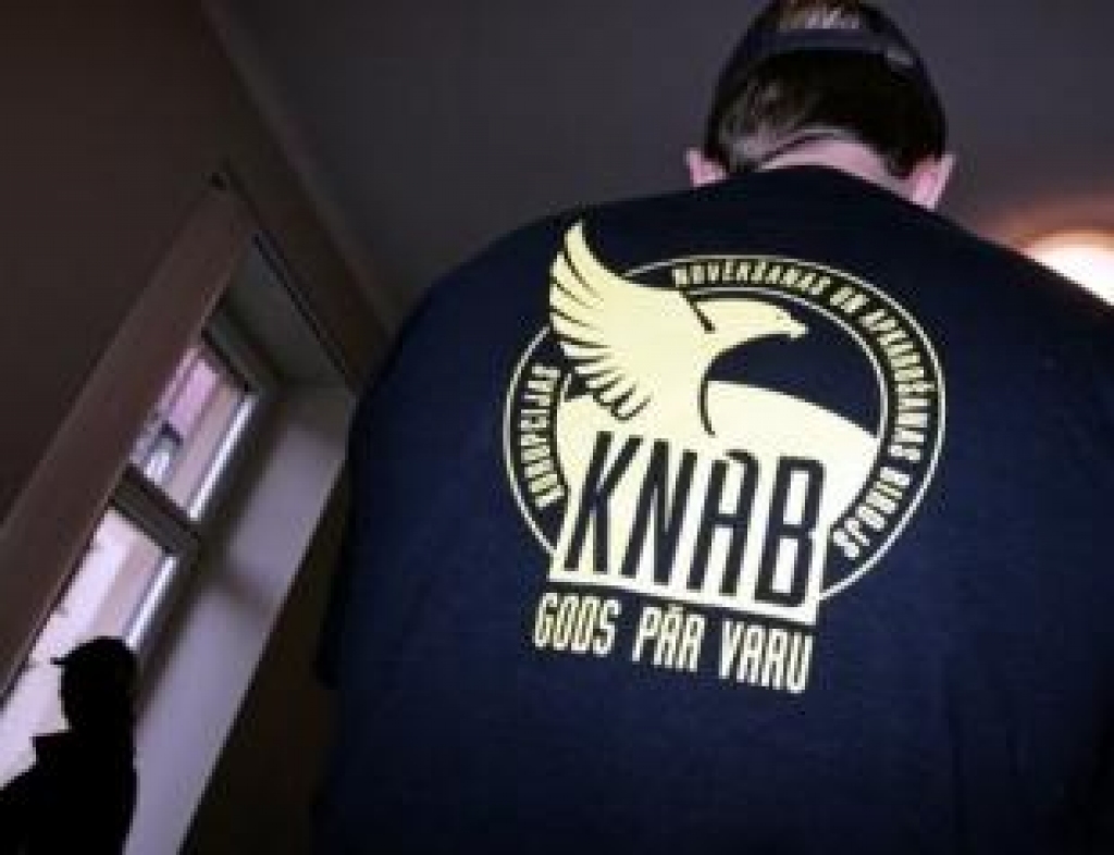 «Delnas» pērn novembrī veikts pētījums rāda, ka no Latvijas iedzīvotājiem, saskaroties ar korupciju, 27% neziņotu nevienam, 31% ziņotu draugiem un radiem, 17% – Korupcijas novēršanas un apkarošanas birojam (KNAB), 14% – policijai vai prokuratūrai, 13% – plašsaziņas līdzekļiem, 11% – iestādes vadītājam, 4% – nevalstiskajām organizācijām, bet 17% bija grūti noteikt savu rīcību šādā situācijā.
Autors: www.rating.lv