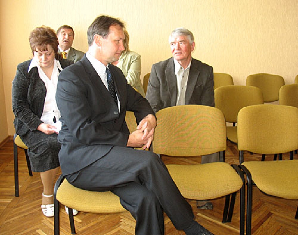 Guntars Vāvers (priekšplānā), saimnieciskās nodaļas vadītāja amata kandidāts, sarunā ar pagastu izpilddirektoriem pirms novada domes sēdes. 
Autors: Vilnis Auzāns